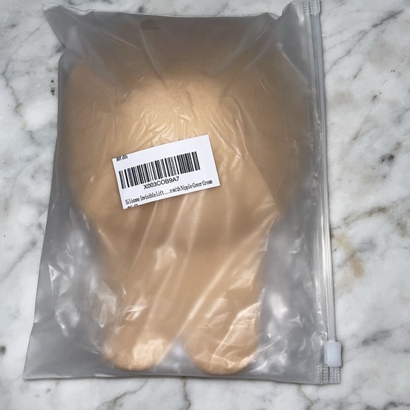 COPY - COPY - NWT women’s silicon invisible lift bra with nipple cover set size… - Picture 4 of 12